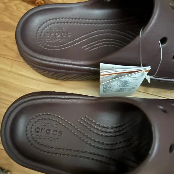 NWT brown crocs. Size 7 - Picture 4 of 5